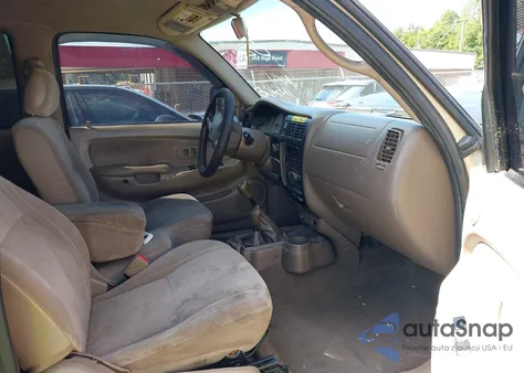 2001 Toyota Tacoma из США, поврежденный, VIN 5TEWM72N71Z780225